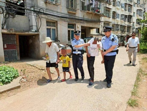 国融资管 男子中暑跌坐在地，烈日下，他们伸出援手！